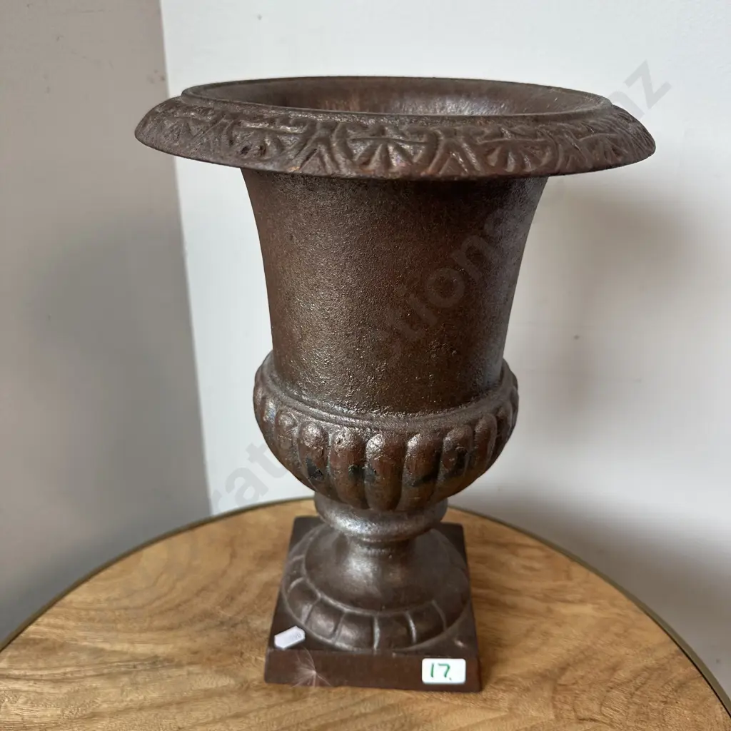 cast iron planter Image 1++