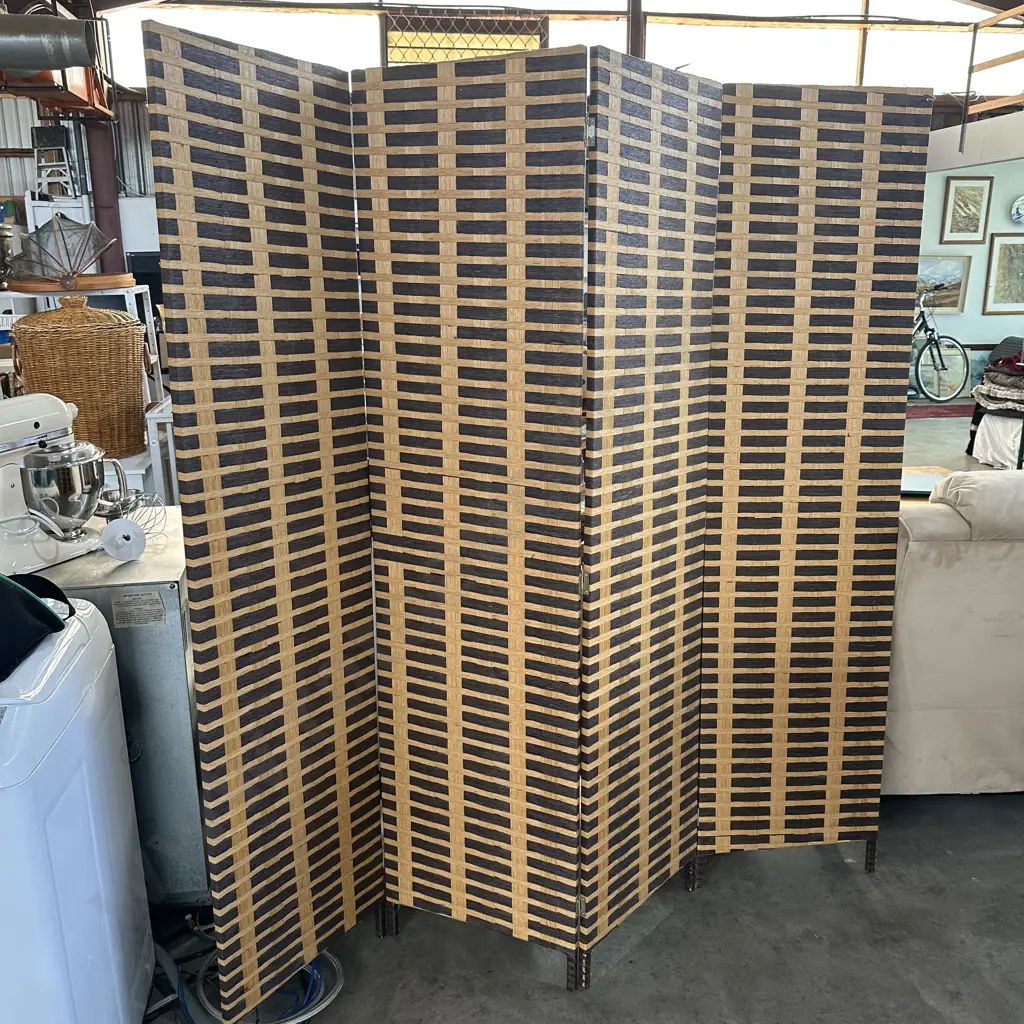 divider screen Image 1++