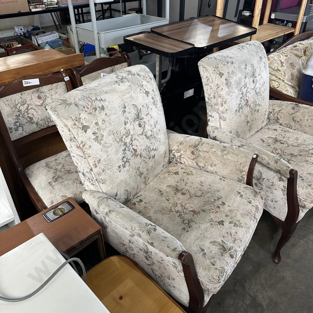 4 chairs Image 1++