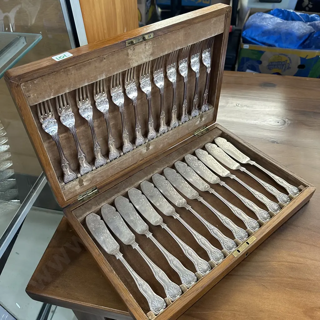 cased set fish cuttlery Image 1++