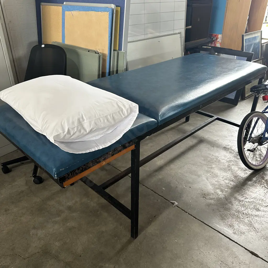 examination table plus pillow Image 1++