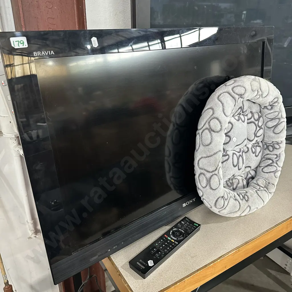 Sony 32inch TV on wall bracket plus pet bed Image 1++