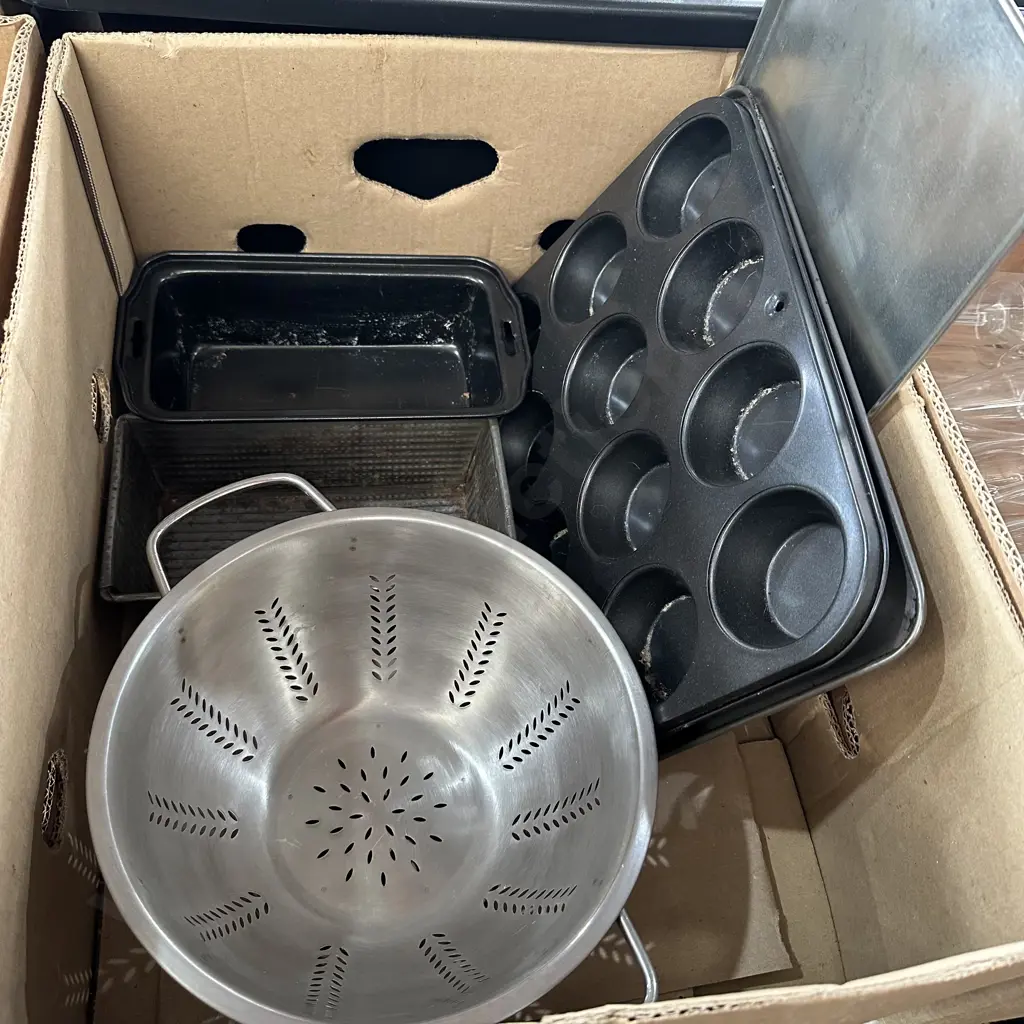 Box lot with bakeware and S/S colander Image 1++
