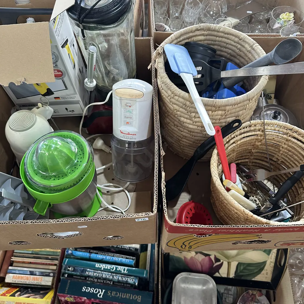 Two boxes blenders, baskets and utensils etc. Image 1++