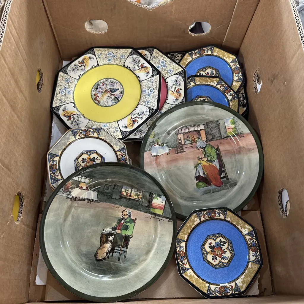 Box of collectable wall plates. Image 1++