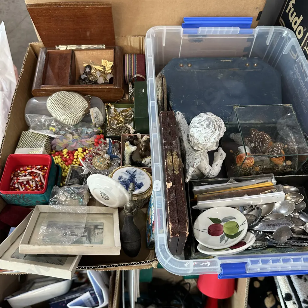 Two boxes of costume jewellery and collectables. Image 1++