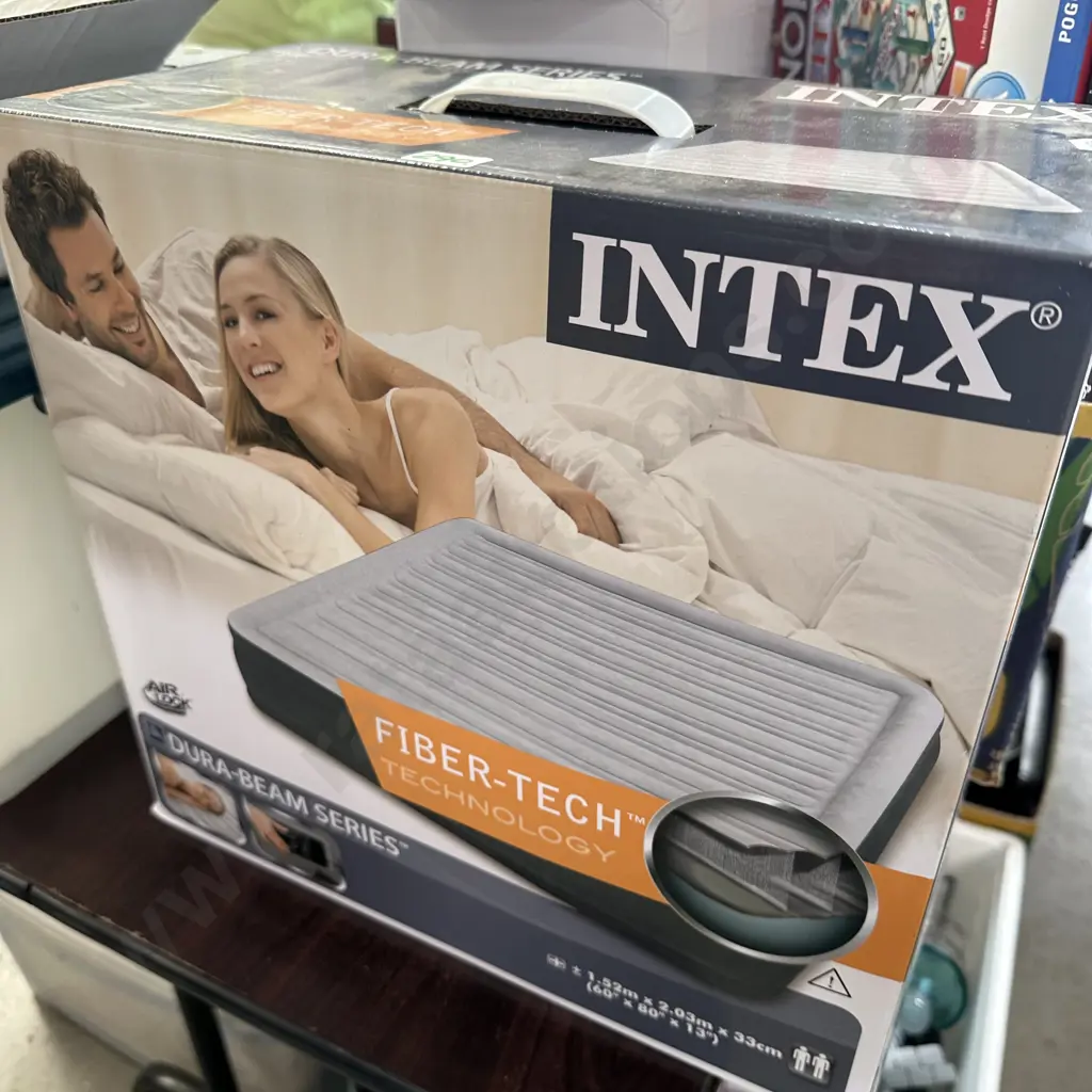 New Queen size air bed with built in Pump. Image 1++