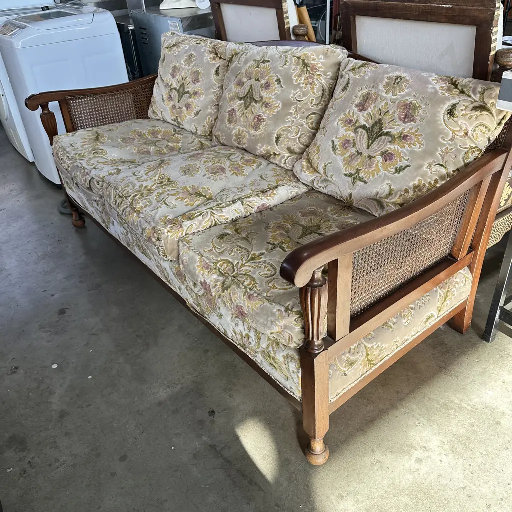 wicker back sofa Image 1++