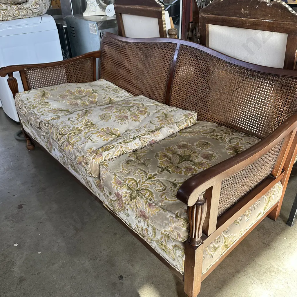 wicker back sofa Image 1++