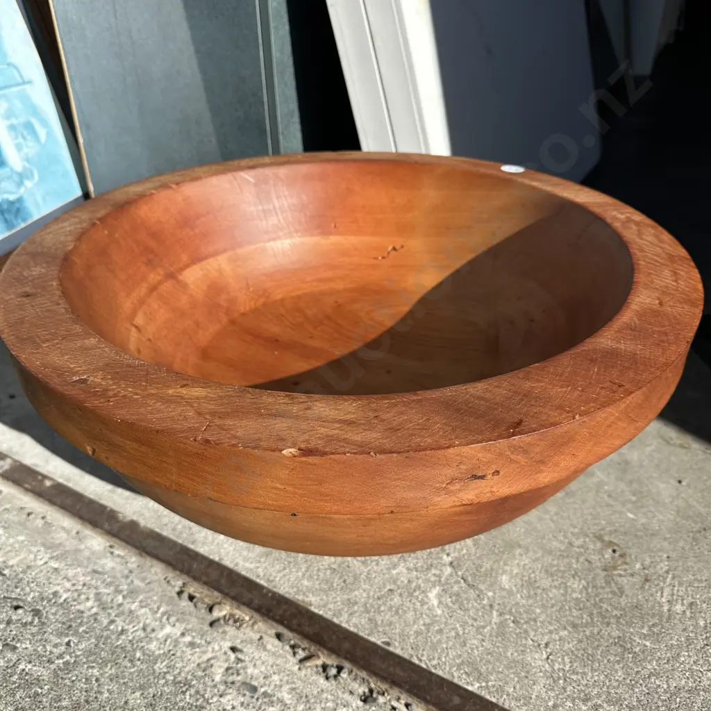 Kauri turned bowl -  large & impressive Image 1++