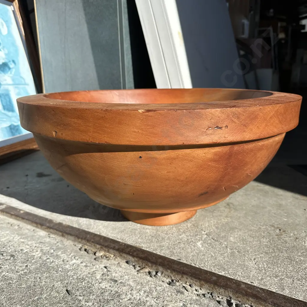 Kauri turned bowl -  large & impressive Image 1++