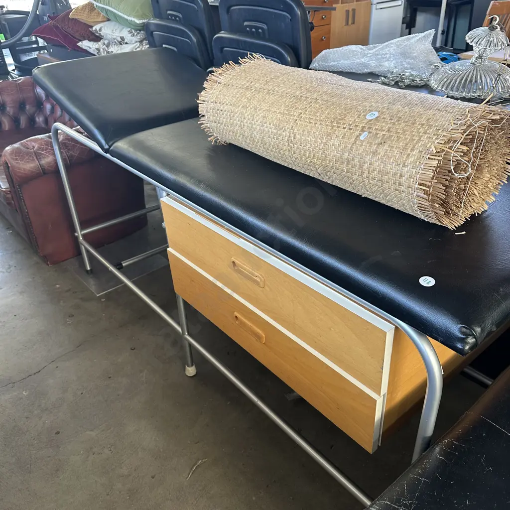 examination table Image 1++