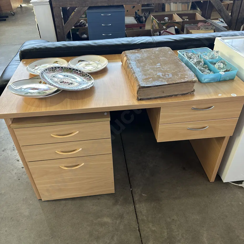 tidy desk and office mobile Image 1++