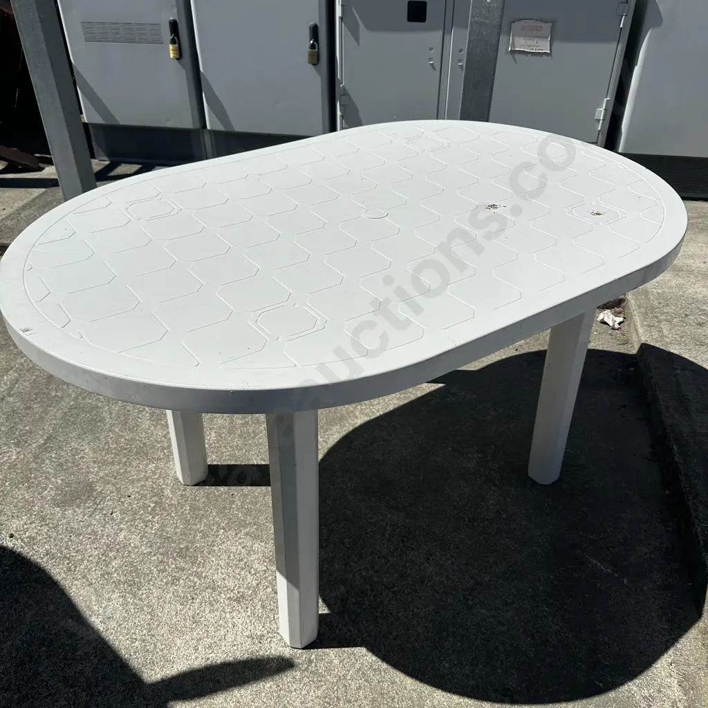 BBQ and full gas bottle plus outdoor table Image 1++