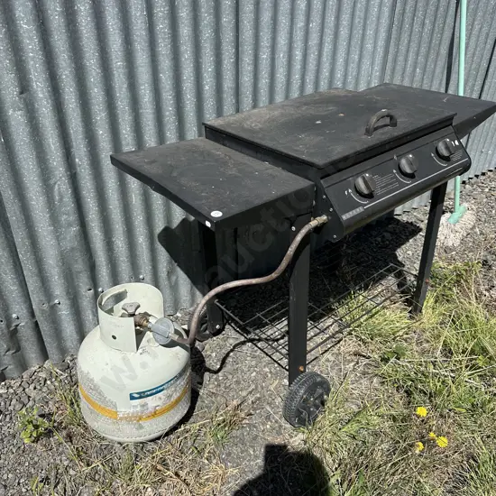 BBQ and full gas bottle plus outdoor table