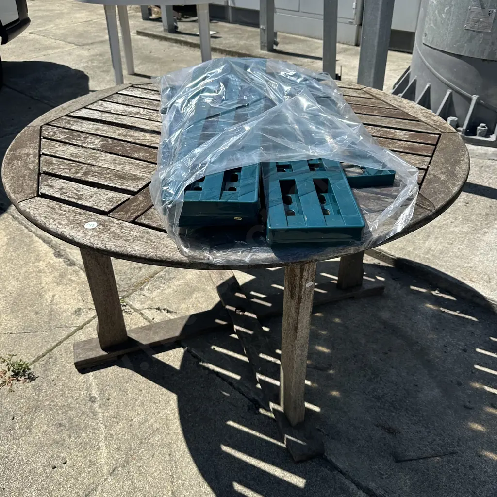 round outdoor table and new shelf Image 1++