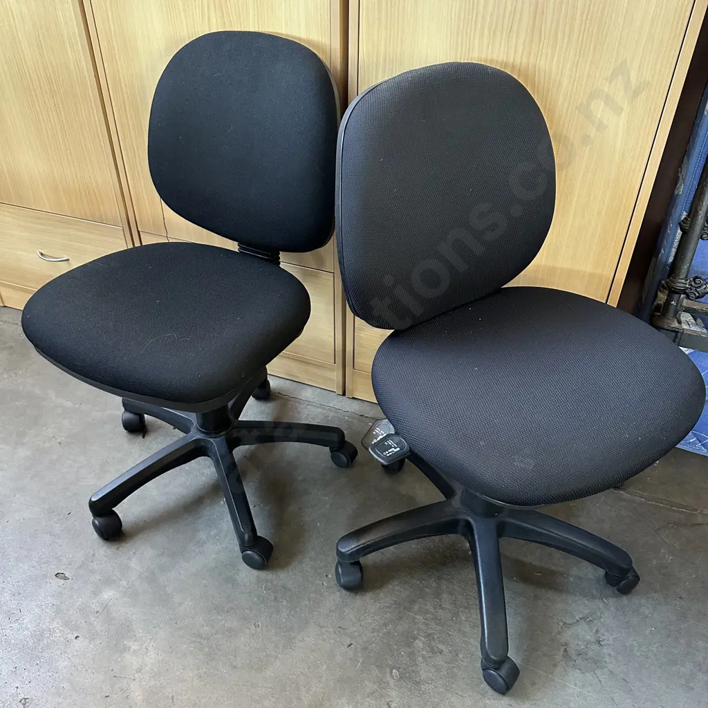 2 office chairs Image 1++