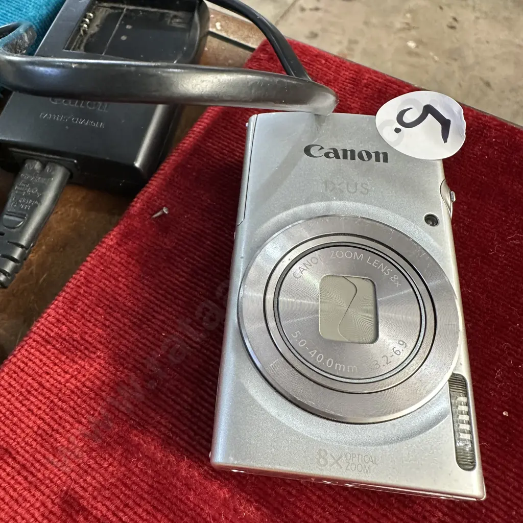 Canon IXUS 185 camera and charger Image 1++