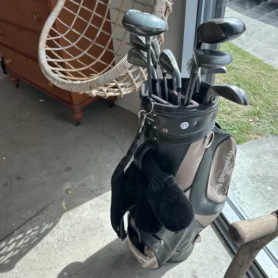 Brosnan golf bag with Wilson clubs
