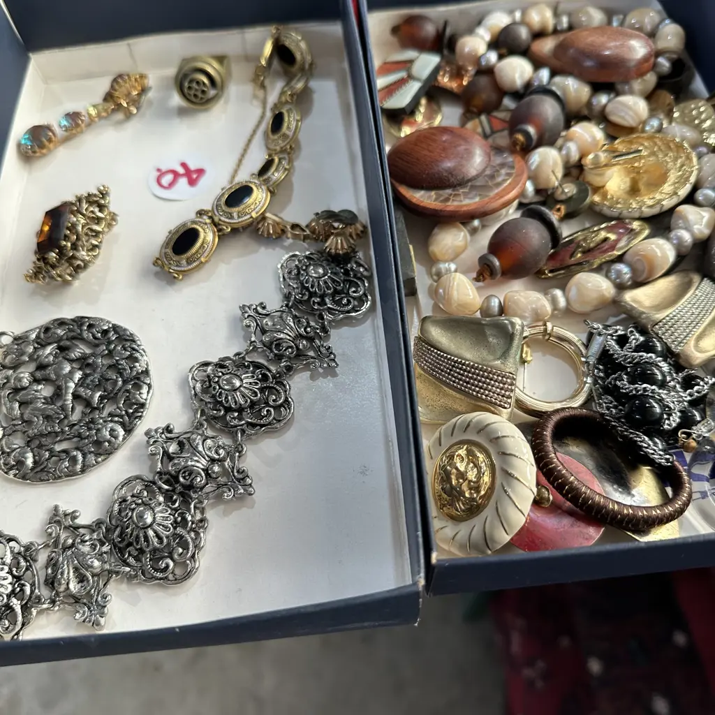 costume jewelry Image 1++