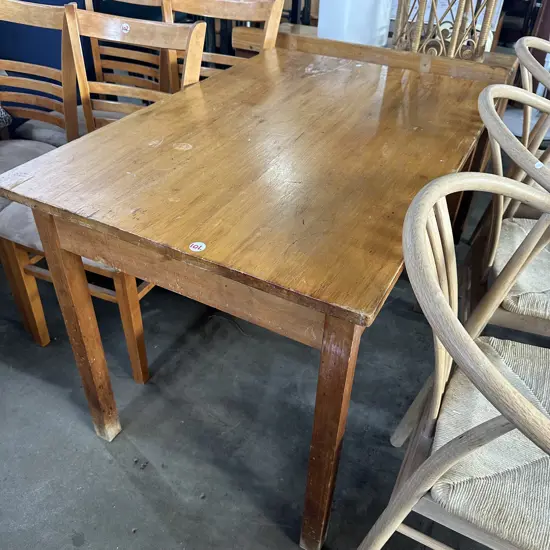 Rimu table 1060 x 700