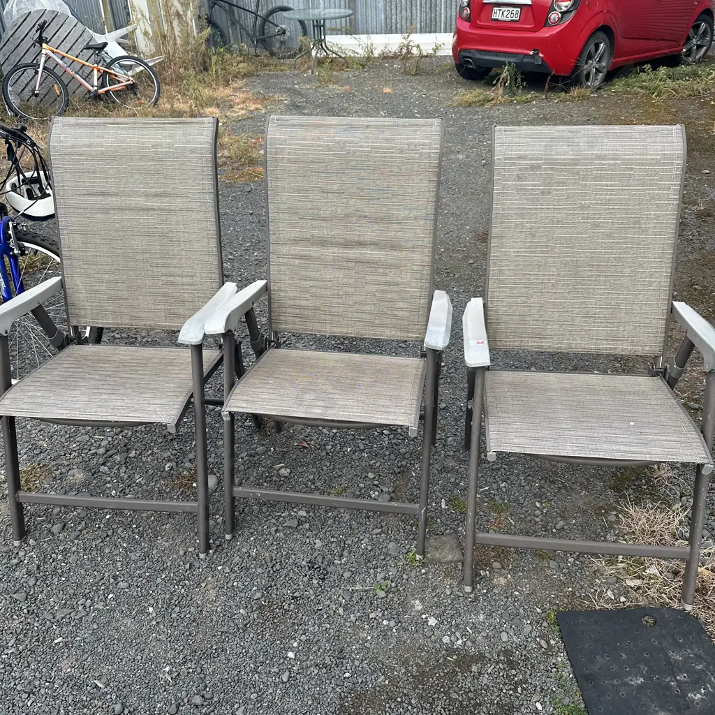 3 folding chairs Image 1++