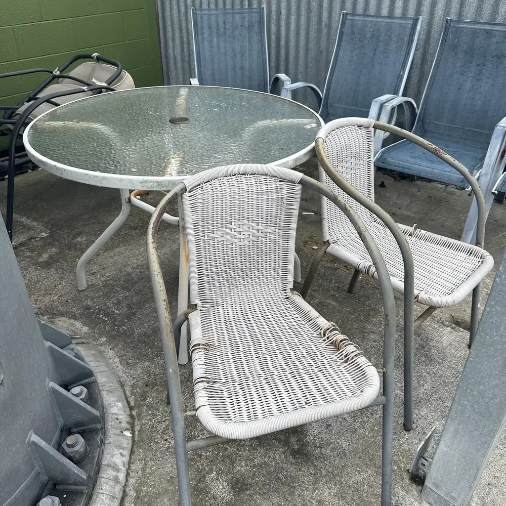 average outdoor table and 2 chairs Image 1++