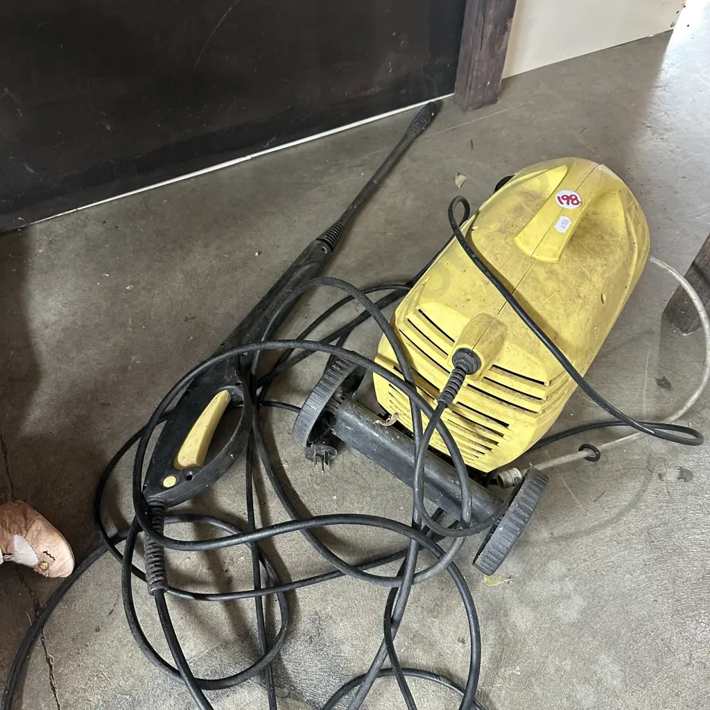 Water blaster sold as working. Image 1++