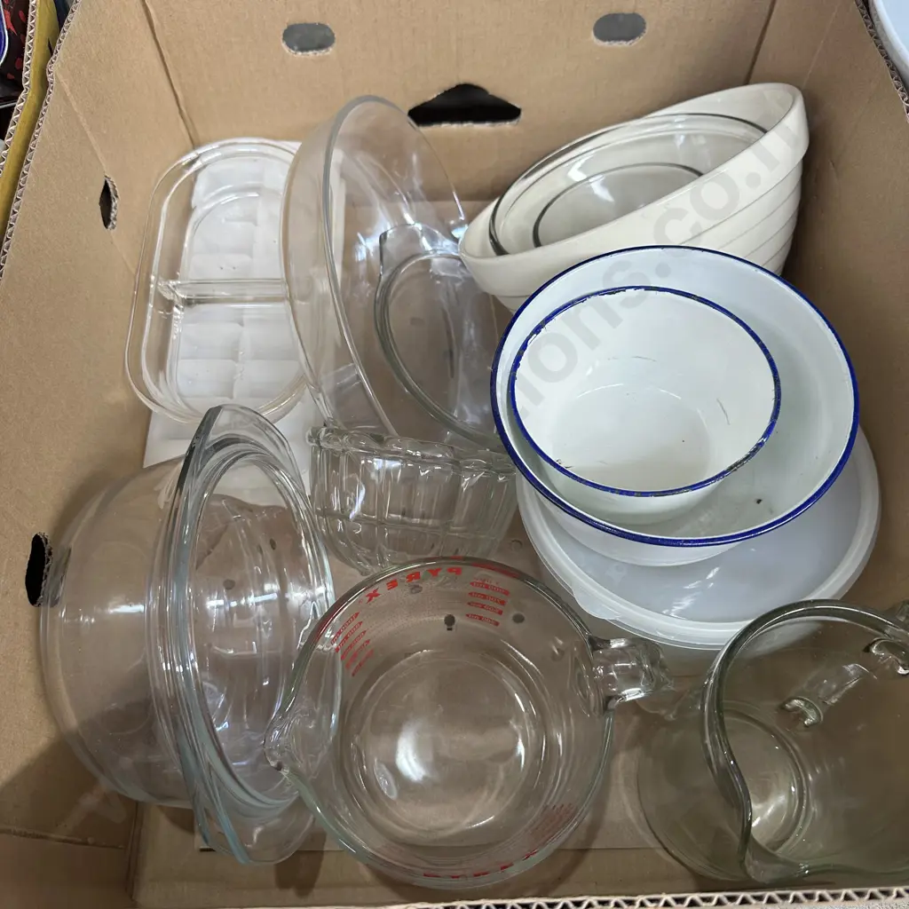 Box lot of bowls etc including Pyrex. Image 1++