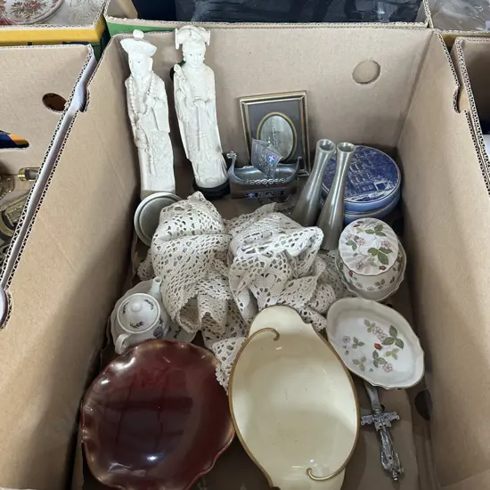 Box lot carltonware, wedgwood, doylies etc.