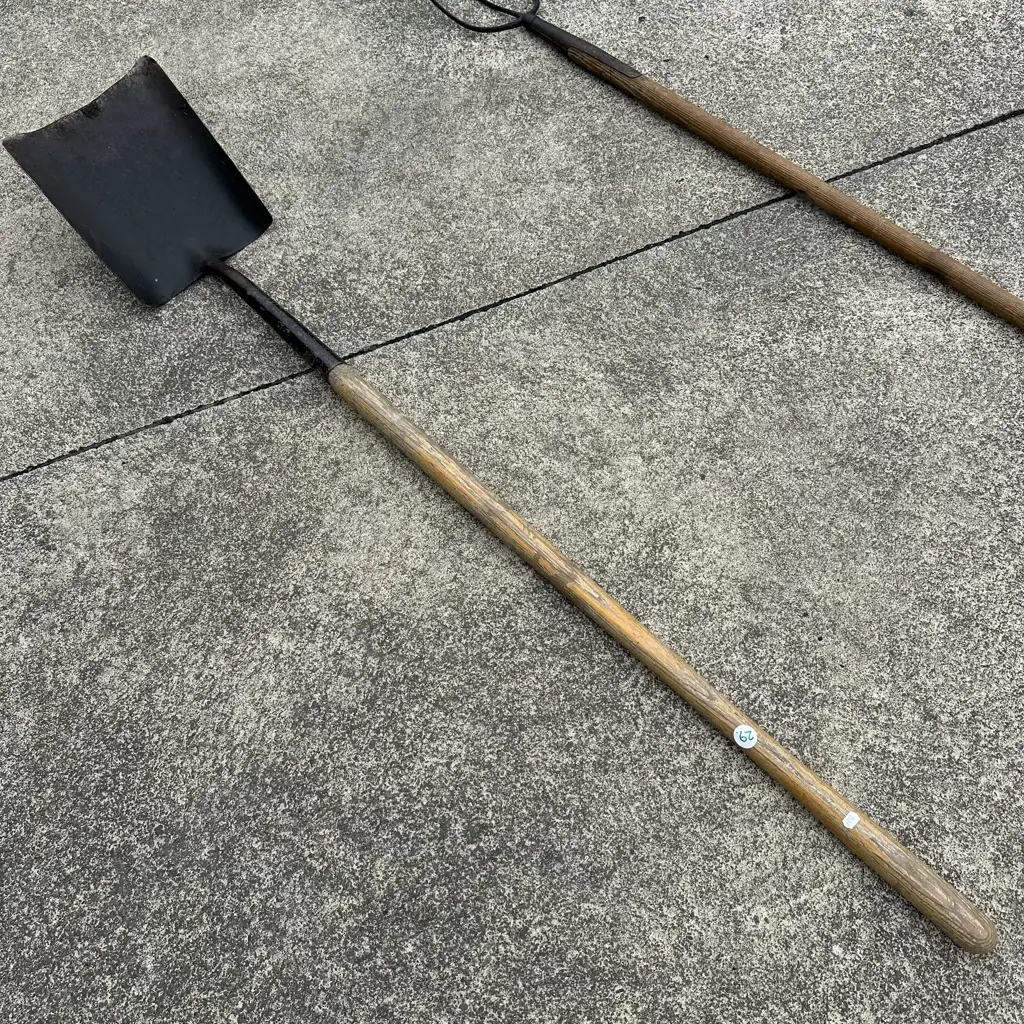 unusual shaped wide mouth shovel Image 1++