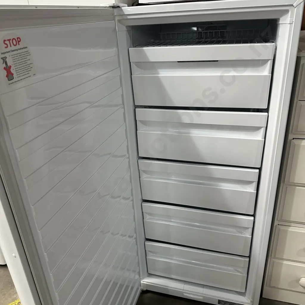 tidy F&P vertical freezer Image 1++