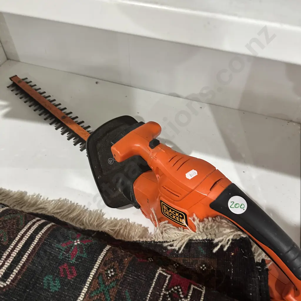 B&D hedge trimmer Image 1++