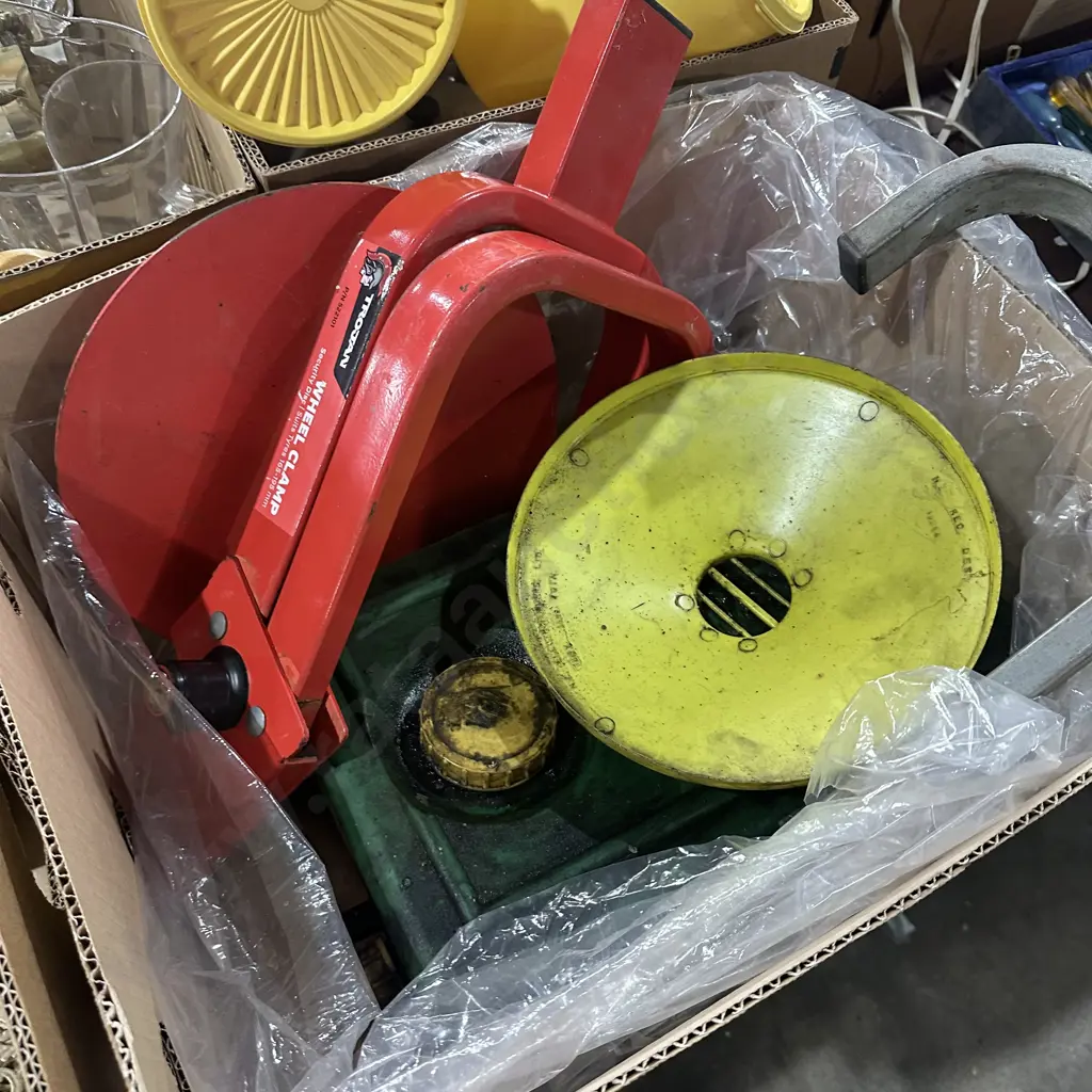 Wheel lock and oil change container. Image 1++