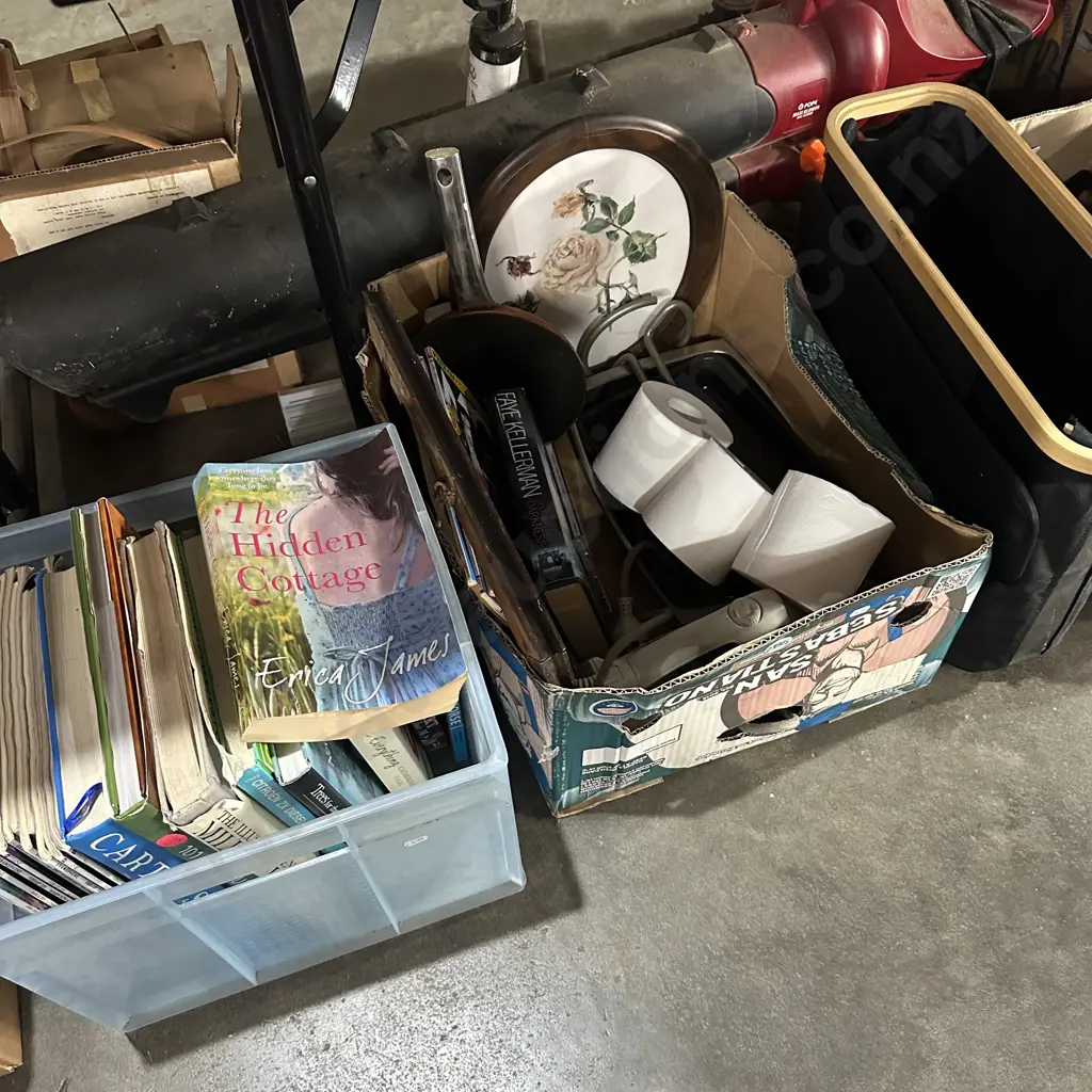 Books, frypan, basket etc. Image 1++