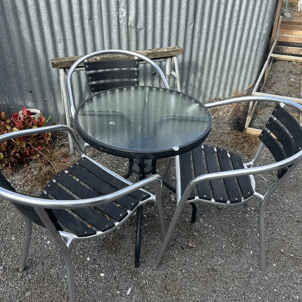 outdoor table and 3 chairs Image 1++