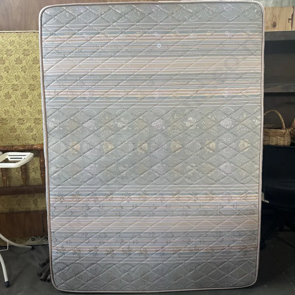 double bed, tidy mattress, average base Image 1++