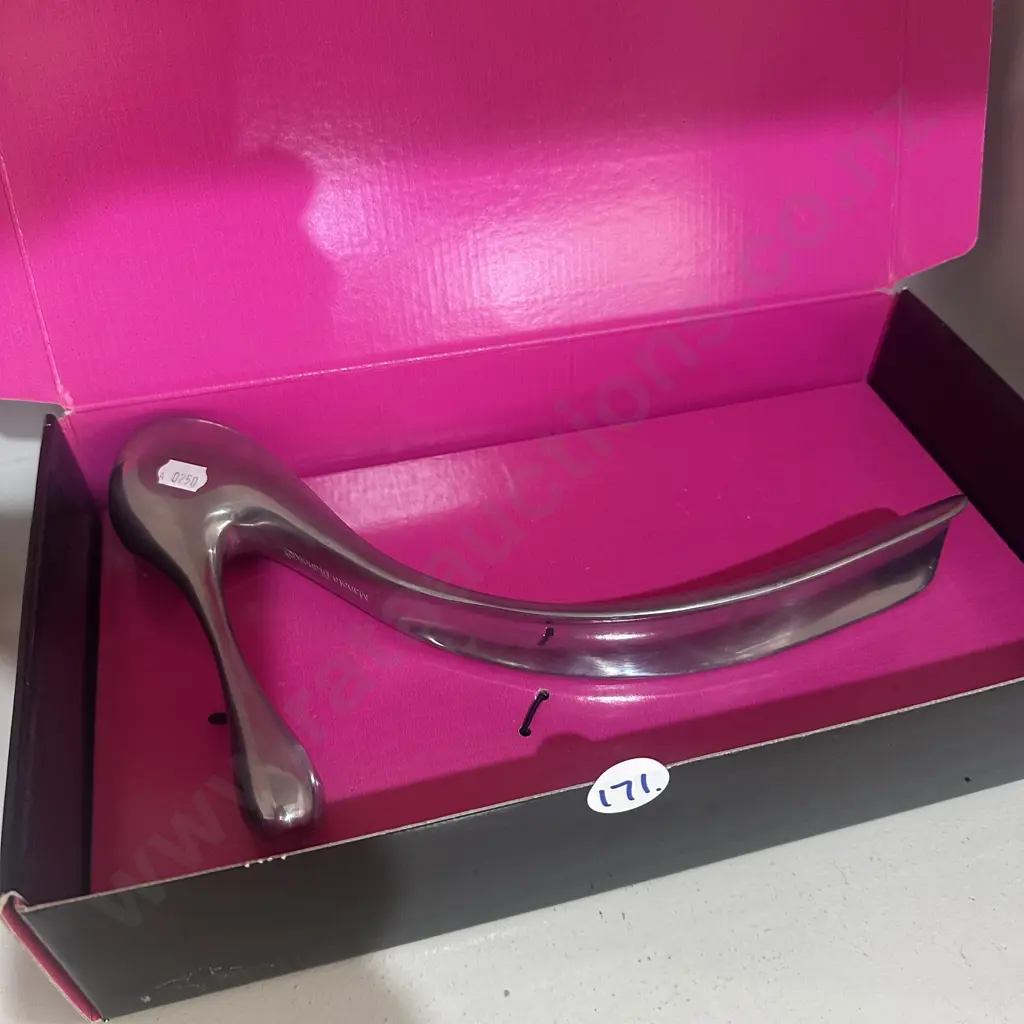 Manolo Blahnik designer shoehorn. Image 1++