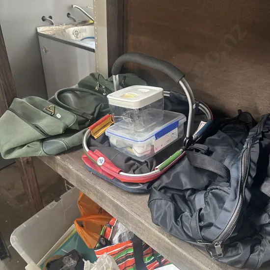 Bags, plug adaptors, sistema and nip pourers.