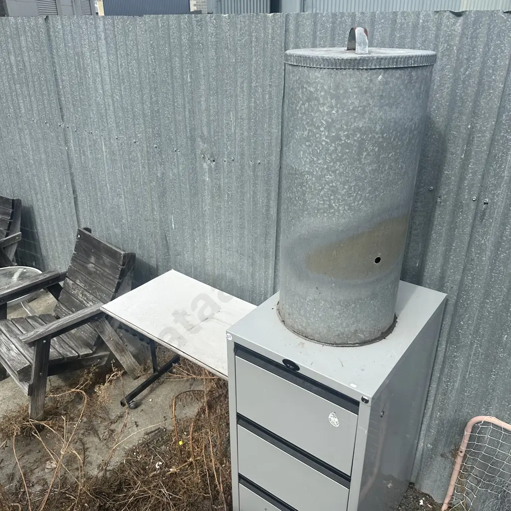 lidded trash can, file and desk Image 1++