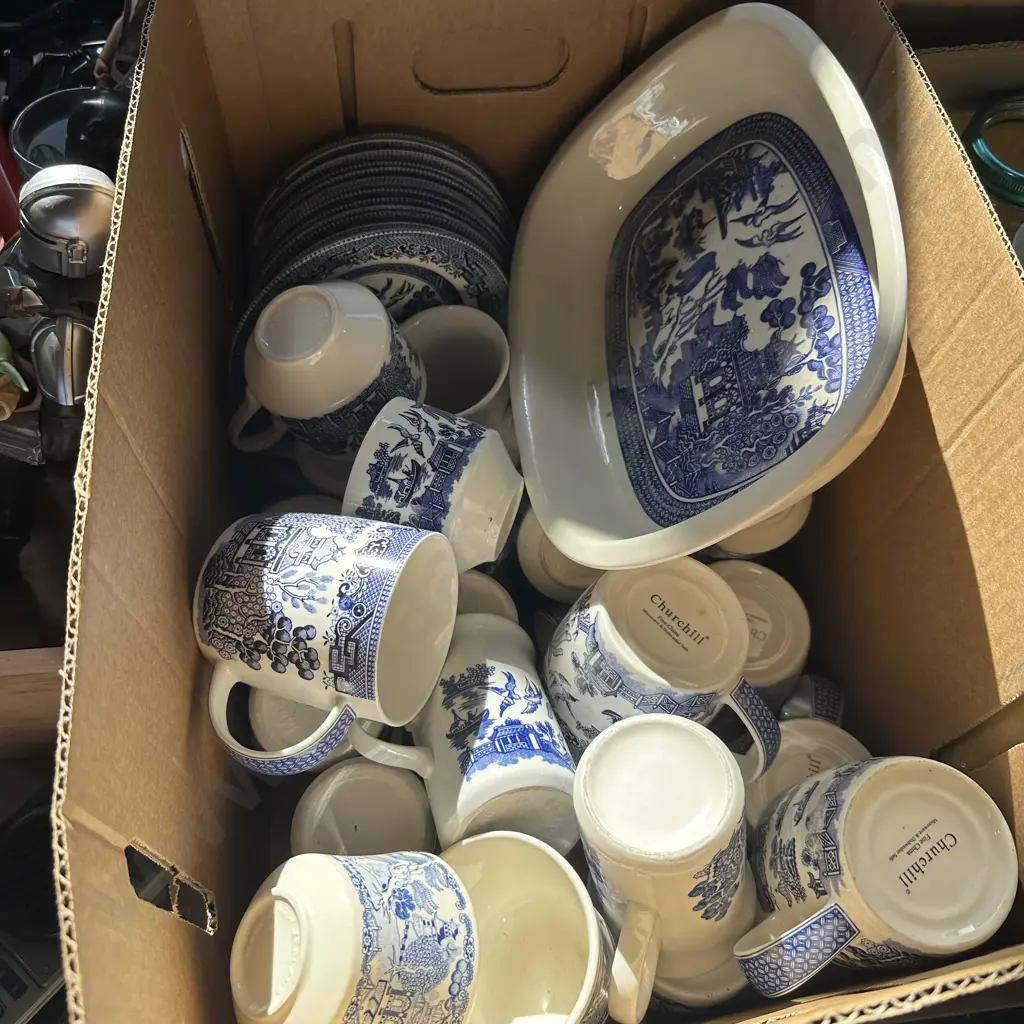 Box of Churchill blue and white china etc. Image 1++