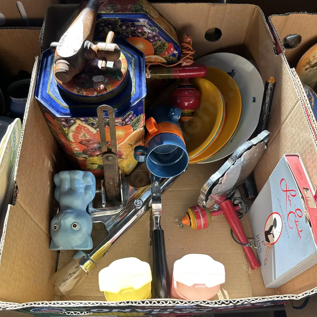 Box of assorted items. Image 1++