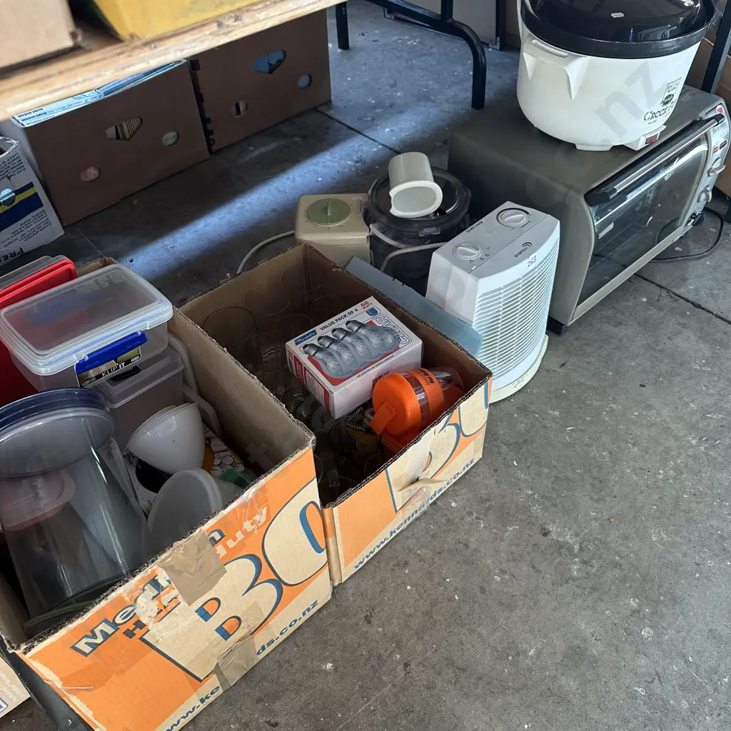 Bay lot including good crock pot, fan heater, glassware and sistema containers etc. Image 1++
