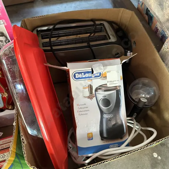 Pyrex lidded dish, coffee grinders, extension leads, toaster etc.