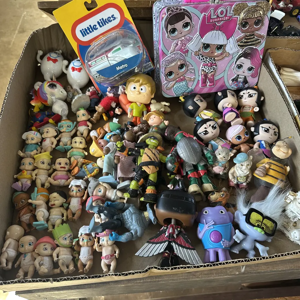 Box lot of collectable toys. Image 1++
