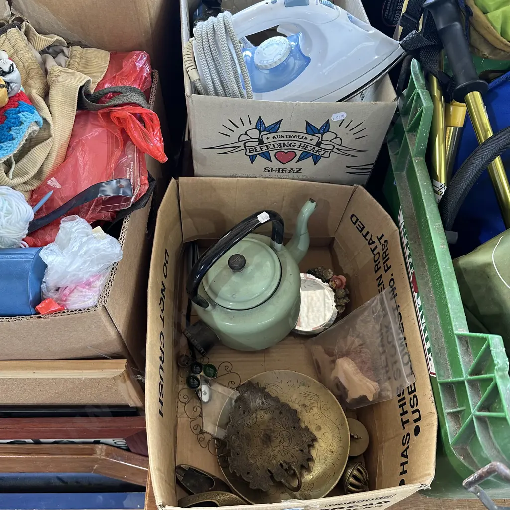 Box of brassware, enamel kettle etc. Image 1++