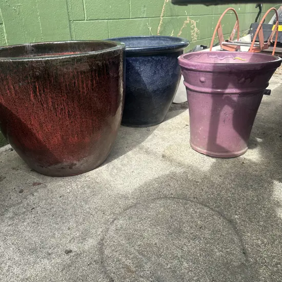 3 coloured planters