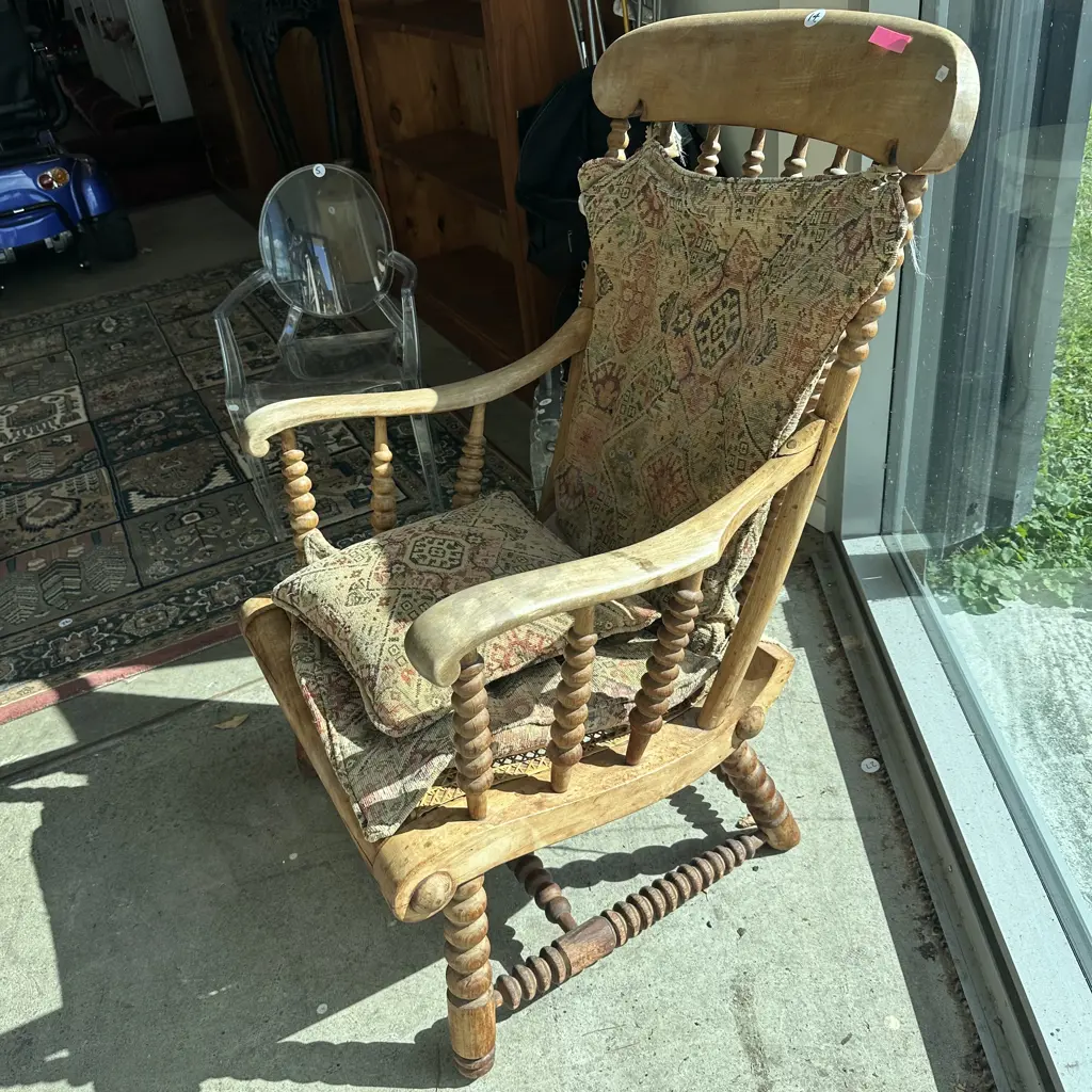 Elm bobbin arm chair Image 1++