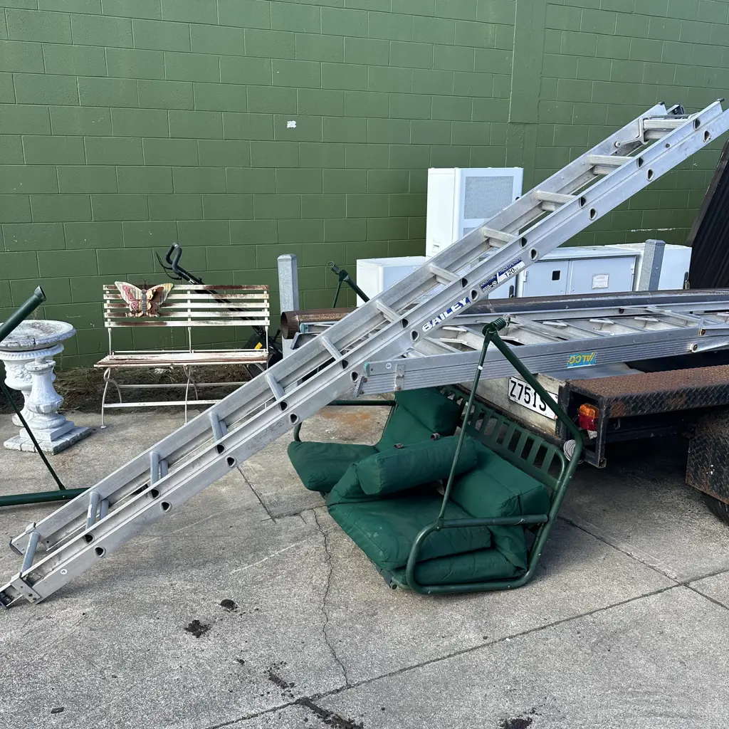 large Bailey extension ladder Image 1++