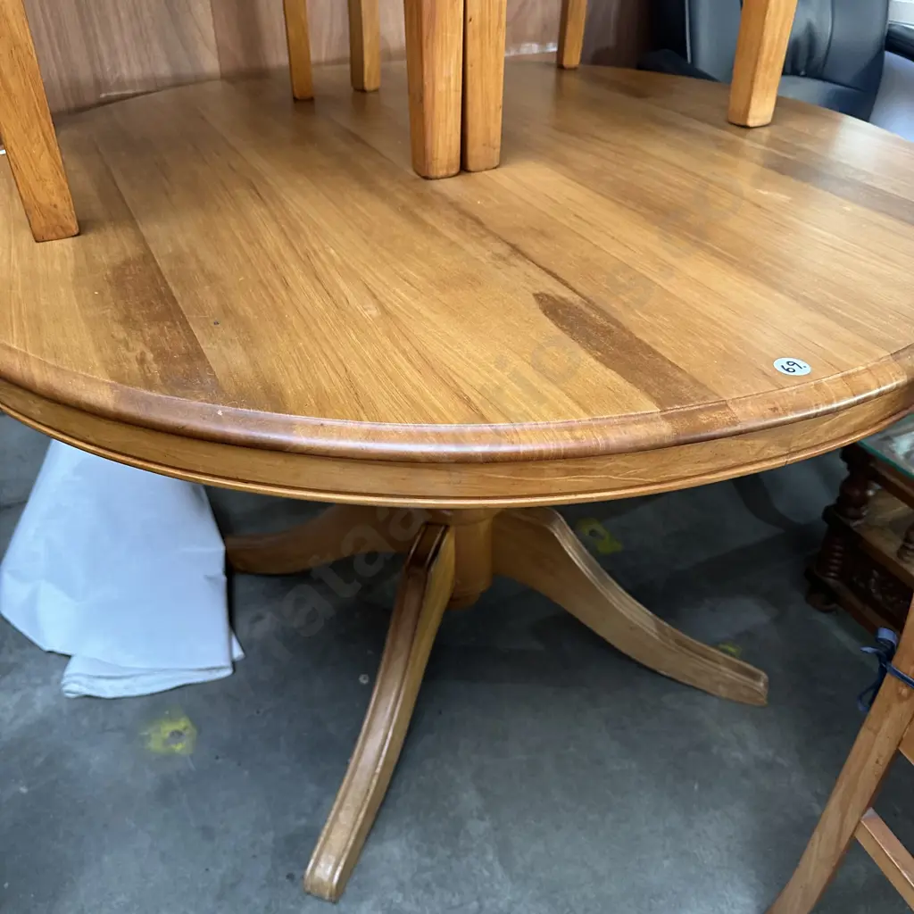 solid Rimu round pedestal table Image 1++